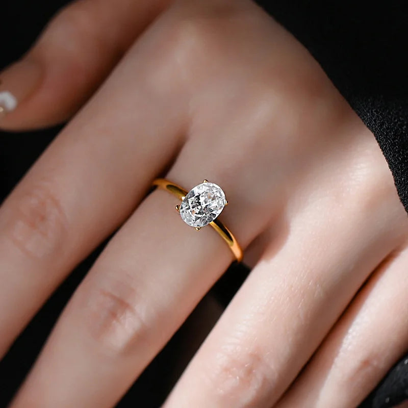 A luxurious 925 sterling silver engagement ring, set with an oval solitaire stone and cubic zirconia. Mila's elegance.